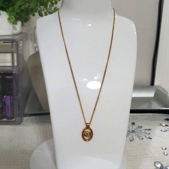 🇨🇵Christian Dior Logo Pendant Gold Pladed Necklace - Picture 3 of 15